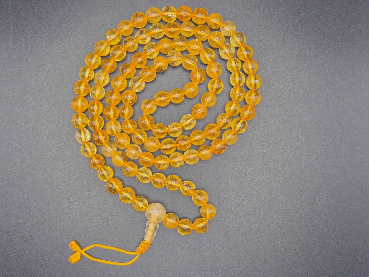 Handgefertigte Mala aus gelb getöntem Quarz mit 108 Perlen – warm leuchtend und klar in der Ausstrahlung.